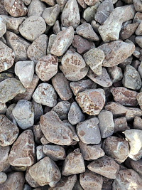 Kamenclub.ru: Мраморная крошка (щебень галтованный розовый) фр.10-20 мм.  купить в Московской области мрамор розовый, красный ландшафтный декоративный окатанный округлый щебень 15000 руб/т   фото КАМЕНЬ КЛУБ