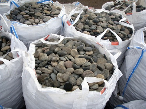 Kamenclub.ru: Галька речная плоская (ассорти) фр. 70-150 мм. купить  в Московской области галька галечник серый белый темно-серый синий светло-серый плоская природная галька  9000 руб/т   фото КАМЕНЬ КЛУБ