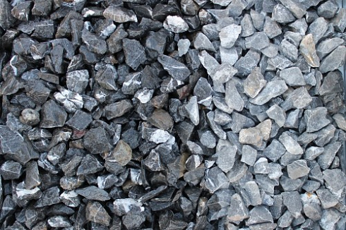 Kamenclub.ru: Щебень крошка черный (мрамор) фр. 20-40 мм.  купить в Московской области мрамор черный с белыми прожилками мраморная каменная крошка 11000 руб/т   фото КАМЕНЬ КЛУБ