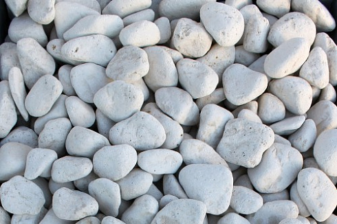 Kamenclub.ru: Мраморная крошка (щебень галтованный белый) фр.40-70 мм.  купить в Московской области мрамор белый молочный айвори окатанный округлый природный камень 17000 руб/т   фото КАМЕНЬ КЛУБ