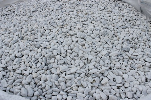 Kamenclub.ru: Мраморная крошка (щебень галтованный белый) фр.10-20 мм.  купить в Московской области мрамор белый, молочный, айвори окатанный округлый декоративный ландшафтный щебень 17000 руб/т   фото КАМЕНЬ КЛУБ