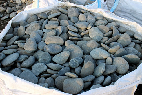 Kamenclub.ru: Галька речная плоская (темно-серая) фр. 70-150 мм. купить  в Московской области галечник природный темно-серый серый синий речная плоская природная окатанная  9000 руб/т   фото КАМЕНЬ КЛУБ