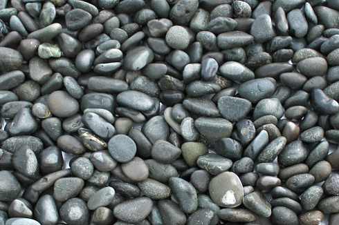 Kamenclub.ru: Галька речная окат (темно-серая) фр. 70-150 мм. купить  в Московской области галька речная темно-серая, синяя, серая речная галька округлая  8000 руб/т   фото КАМЕНЬ КЛУБ