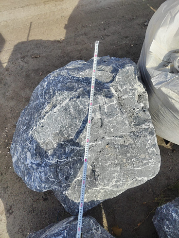 Kamenclub.ru: Черный мрамор скальник фр. 1000-1500 мм.  купить в Московской области мрамор черный белый серый крупный колотый валун ландшафтный 9000 руб/т   фото КАМЕНЬ КЛУБ