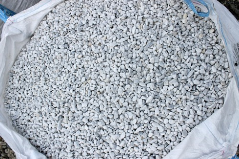 Kamenclub.ru: Мраморная крошка (щебень галтованный белый) фр.10-20 мм.  купить в Московской области мрамор белый, молочный, айвори окатанный округлый декоративный ландшафтный щебень 17000 руб/т   фото КАМЕНЬ КЛУБ