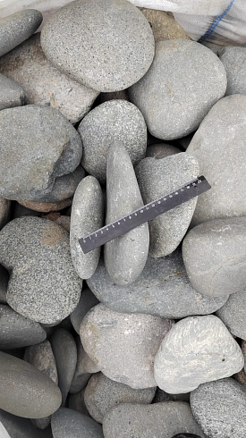 Kamenclub.ru: Галька речная плоская (темно-серая) фр. 70-150 мм. купить  в Московской области галечник природный темно-серый серый синий речная плоская природная окатанная  9000 руб/т   фото КАМЕНЬ КЛУБ