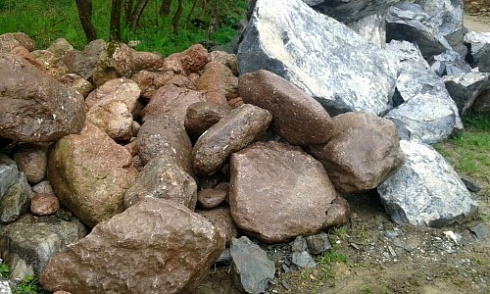 Kamenclub.ru: Конгломераты фр. 300-1000 мм.  купить в Московской области кварц мрамор диабаз коричневый, серый зеленоватый речной валун крупный 6500 руб/т   фото КАМЕНЬ КЛУБ