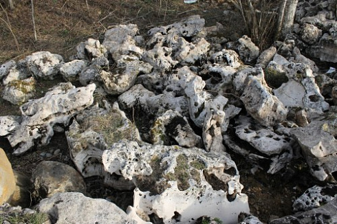 Kamenclub.ru: Выветренный известняк (степной) фр. 500-1500 мм.  купить в Московской области    10000 руб/т   фото КАМЕНЬ КЛУБ