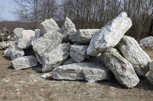Kamenclub.ru: Мраморизированный известняк фр.500-1500 мм.  купить в Московской области    10000 руб/т   фото КАМЕНЬ КЛУБ