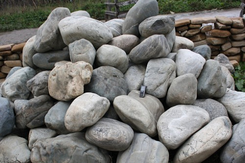 Kamenclub.ru: Речной валун Кабанчик фр.300-500 мм.  купить в Московской области крупный природный камень галька серый, темно-серый речной валун галечник масштабный 7000 руб/т   фото КАМЕНЬ КЛУБ