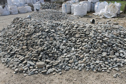 Kamenclub.ru: Галька речная плоская (ассорти) фр. 70-150 мм. купить  в Московской области галька галечник серый белый темно-серый синий светло-серый плоская природная галька  9000 руб/т   фото КАМЕНЬ КЛУБ