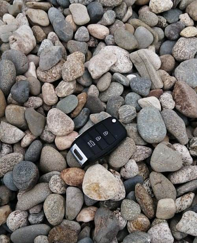 Kamenclub.ru: Галька горная речная окат (цветная) фр. 20-40 мм. купить  в Московской области галька речная серый синий бежевый белый окатанная речная галька ландшафтная 6800 руб/т   фото КАМЕНЬ КЛУБ