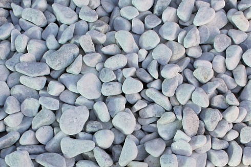 Kamenclub.ru: Мраморная крошка (щебень галтованный белый), фр.20-40 мм.  купить в Московской области мрамор белый бежевый молочный мраморный щебень декоративный 17000 руб/т   фото КАМЕНЬ КЛУБ