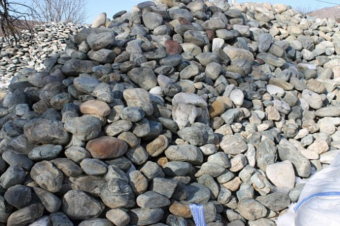Kamenclub.ru: Ландшафтные валунчики фр.100-500 мм.  купить в Московской области крупный природный камень серый, темно-серый, светло-серый речной валун крупный 4800 руб/т   фото КАМЕНЬ КЛУБ