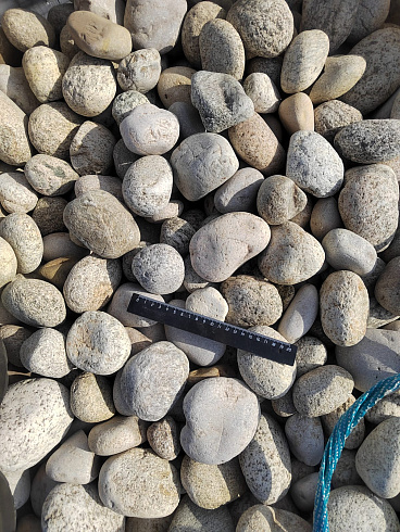 Kamenclub.ru: Галька речная окат (серо-белая) фр. 70-120 мм купить  в Московской области галька галечник бело-серая, серо-белая, серая, белая речная природная галька  8000 руб/т   фото КАМЕНЬ КЛУБ