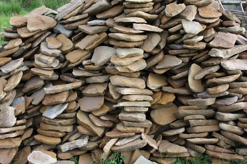 Kamenclub.ru: Песчаник колотый для облицовки (фр. 2-3 см)  купить в Московской области песчаник бежевый серый рыжий песчаник строительный 5000 руб/т   фото КАМЕНЬ КЛУБ