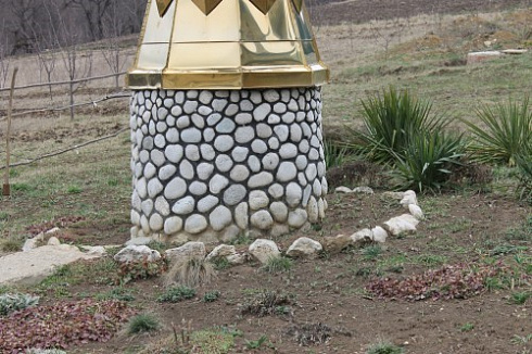 Kamenclub.ru: Галька речная плоская (бело-серая) фр. 100-200-300 мм. купить  в Московской области галька речная плоская серый, белый, бело-серый, серо-белый речная галька плоская  9000 руб/т   фото КАМЕНЬ КЛУБ