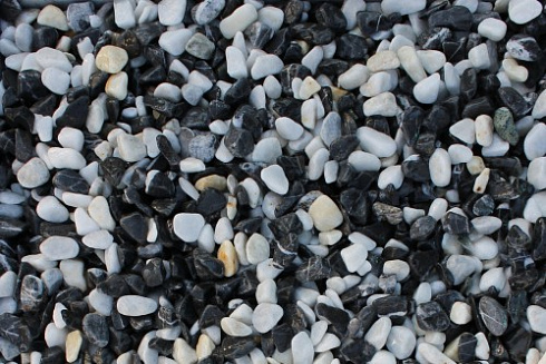 Kamenclub.ru: Мраморная крошка (щебень галтованный микс:белый-черный) фр.10-20 мм.  купить в Московской области мрамор белый, черный окатанные округлые декоративные ландшафтные камни щебня 15500 руб/т   фото КАМЕНЬ КЛУБ