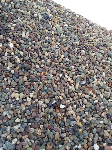 Kamenclub.ru: Галька речная окат цветная фр.5-10 мм. купить  в Московской области галька речная белый, серый, красноватый, синий, темно-серый речная окатанная галька декоративная 6800 руб/т   фото КАМЕНЬ КЛУБ