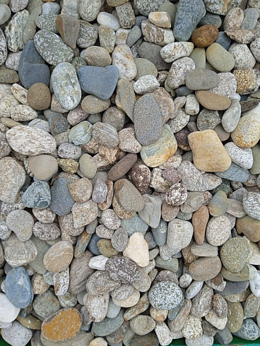 Kamenclub.ru: Галька горная речная окат (цветная) фр. 20-40 мм. купить  в Московской области галька речная серый синий бежевый белый окатанная речная галька ландшафтная 6800 руб/т   фото КАМЕНЬ КЛУБ