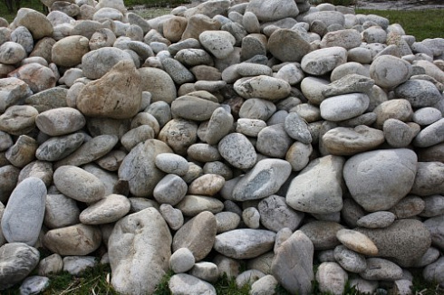 Kamenclub.ru: Бело-серый валунчик фр.100-300 мм.  купить в Московской области крупный камень для ландшафта серый, белый бело-серый валун крупная галька 4500 руб/т   фото КАМЕНЬ КЛУБ