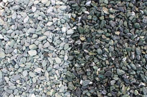 Kamenclub.ru: Мраморная крошка (щебень галтованный микс:зеленый-черный) фр.10-20 мм.  купить в Московской области мрамор зеленый, черный декоративные ландшафтные окатанные округлые камни щебня 14500 руб/т   фото КАМЕНЬ КЛУБ