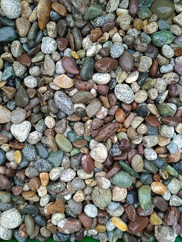 Kamenclub.ru: Галька горная речная окат (цветная) фр. 20-40 мм. купить  в Московской области галька речная серый синий бежевый белый окатанная речная галька ландшафтная 6800 руб/т   фото КАМЕНЬ КЛУБ