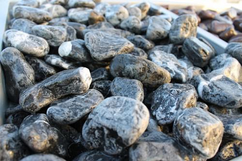 Kamenclub.ru: Щебень галтованный черный (мрамор) фр.20-40 мм.  купить в Московской области мрамор черный с белыми прожилками мрамор окатанный округлый 15000 руб/т   фото КАМЕНЬ КЛУБ