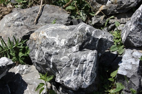 Kamenclub.ru: Черный мрамор скальник фр. 1000-1500 мм.  купить в Московской области мрамор черный белый серый крупный колотый валун ландшафтный 9000 руб/т   фото КАМЕНЬ КЛУБ