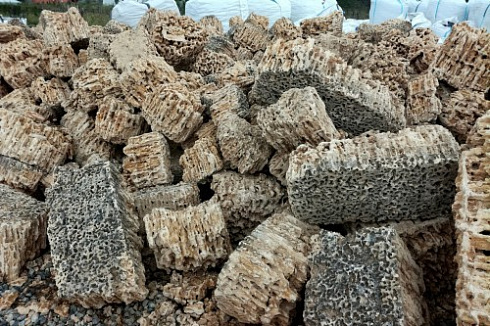 Kamenclub.ru: Крымский природный меотис фр. 100-500 мм.  купить в Московской области меотис бежевый рыжий молочный желтый ракушечник 4 500 руб/т   фото КАМЕНЬ КЛУБ