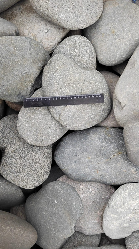 Kamenclub.ru: Галька речная плоская (темно-серая) фр. 70-150 мм. купить  в Московской области галечник природный темно-серый серый синий речная плоская природная окатанная  9000 руб/т   фото КАМЕНЬ КЛУБ