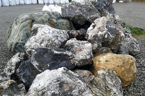 Kamenclub.ru: Черный гранит - кварцит фр. 100-500 мм.  купить в Московской области мрамор гранит черный с белыми прожилками, серый, белый валун скальный колотый 7000 руб/т   фото КАМЕНЬ КЛУБ