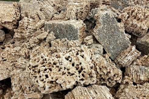 Kamenclub.ru: Крымский природный меотис фр. 100-500 мм.  купить в Московской области меотис бежевый рыжий молочный желтый ракушечник 4 500 руб/т   фото КАМЕНЬ КЛУБ