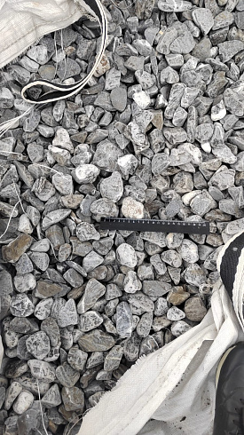 Kamenclub.ru: Щебень галтованный черный (мрамор) фр.40-70 мм.  купить в Московской области мрамор черный с белыми прожилками, черный, белый щебень галтованный округлый 13500 руб/т   фото КАМЕНЬ КЛУБ