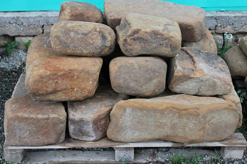 Kamenclub.ru: Песчаник для строительства и кладки (фр. 200-400 мм)  купить в Московской области песчаник бежевый серый рыжий желтый блоки для строительства из песчаника 6500 руб/т   фото КАМЕНЬ КЛУБ