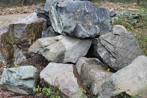 Kamenclub.ru: Змеевик скальник фр. 500-1500 мм.  купить в Московской области змеевик зеленый серый черный глыба скальная колотая 7500 руб/т   фото КАМЕНЬ КЛУБ