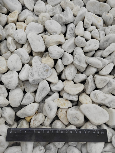 Kamenclub.ru: Мраморная крошка (щебень галтованный белый) фр.40-70 мм.  купить в Московской области мрамор белый молочный айвори окатанный округлый природный камень 17000 руб/т   фото КАМЕНЬ КЛУБ
