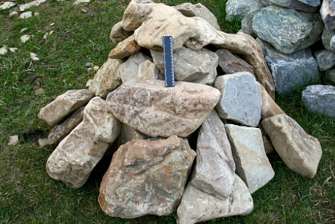 Kamenclub.ru: Песчаник декоративный ландшафтный (фр. 300-500 мм)  купить в Московской области песчаник желтый рыжий серый зеленый валун речной окатанный природный песчаника 4 500 руб/т   фото КАМЕНЬ КЛУБ