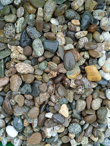 Kamenclub.ru: Галька горная речная окат (цветная) фр. 20-40 мм. купить  в Московской области галька речная серый синий бежевый белый окатанная речная галька ландшафтная 6800 руб/т   фото КАМЕНЬ КЛУБ