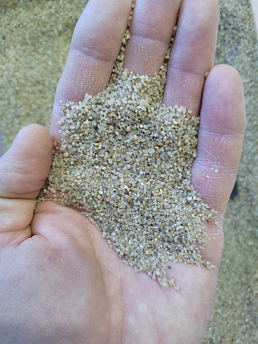 Кварцевый песок для площадок фр. 0,6-1,2 мм.  купить в Московской области фото Камень Клуб