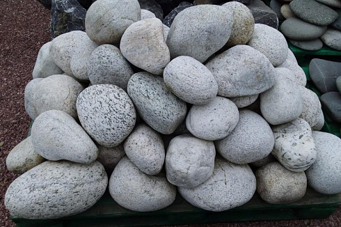 Kamenclub.ru: Бело-серый валунчик фр.100-300 мм.  купить в Московской области крупный камень для ландшафта серый, белый бело-серый валун крупная галька 4500 руб/т   фото КАМЕНЬ КЛУБ