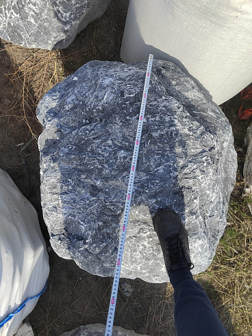 Kamenclub.ru: Черный мрамор скальник фр. 1000-1500 мм.  купить в Московской области мрамор черный белый серый крупный колотый валун ландшафтный 9000 руб/т   фото КАМЕНЬ КЛУБ
