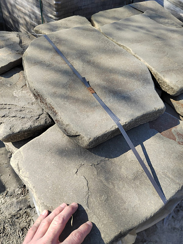 Kamenclub.ru: Песчаник пластушка светло-серый (3,0 см)  купить в Московской области песчаник светло-серый, серый песчаник рваный ландшафтный колотый 13800 руб/м3   фото КАМЕНЬ КЛУБ