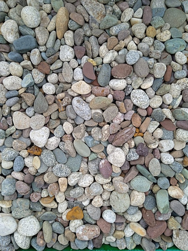 Kamenclub.ru: Галька горная речная окат (цветная) фр. 20-40 мм. купить  в Московской области галька речная серый синий бежевый белый окатанная речная галька ландшафтная 6800 руб/т   фото КАМЕНЬ КЛУБ
