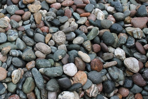 Kamenclub.ru: Галька горная речная окат (цветная) фр. 20-40 мм. купить  в Московской области галька речная серый синий бежевый белый окатанная речная галька ландшафтная 6800 руб/т   фото КАМЕНЬ КЛУБ