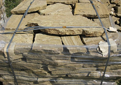 Kamenclub.ru: Песчаник пластушка желтый с рисунком (3 см)  купить в Московской области песчаник желтый с рисунком, рыжий, желтый песчаник пластушка ландшафтная рваная 8 500 руб/м3   фото КАМЕНЬ КЛУБ