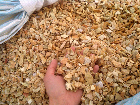 Kamenclub.ru: Щебень крошка желтый (ЗЛАТОЛИТ) фр. 5-10 мм.  купить в Московской области мрамор золотистый, бежевый, желтый каменная ландшафтная декоративная крошка здатолита 8500 руб/т   фото КАМЕНЬ КЛУБ