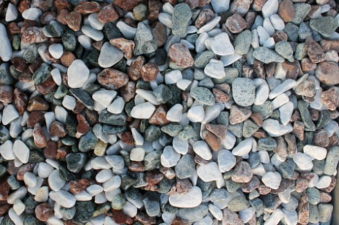 Kamenclub.ru: Мраморная крошка (щебень галтованный микс:белый-зеленый-розовый) фр.20-40 мм.  купить в Московской области мрамор белый, зеленый, розовый мрамор декоративный (галтовка) 15500 руб/т   фото КАМЕНЬ КЛУБ