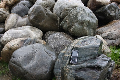 Kamenclub.ru: Речной валун Кабанчик фр.300-500 мм.  купить в Московской области крупный природный камень галька серый, темно-серый речной валун галечник масштабный 7000 руб/т   фото КАМЕНЬ КЛУБ