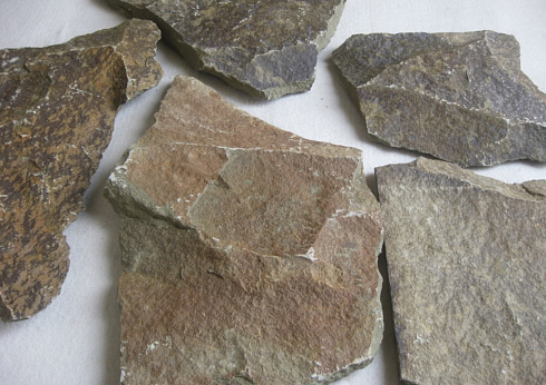 Kamenclub.ru: Песчаник пластушка "фонтанка" серо-зеленая (3,0-5,0 см)  купить в Московской области песчаник серо-зеленая колотые плитки облицовочные пластушки 11400 руб/м3   фото КАМЕНЬ КЛУБ